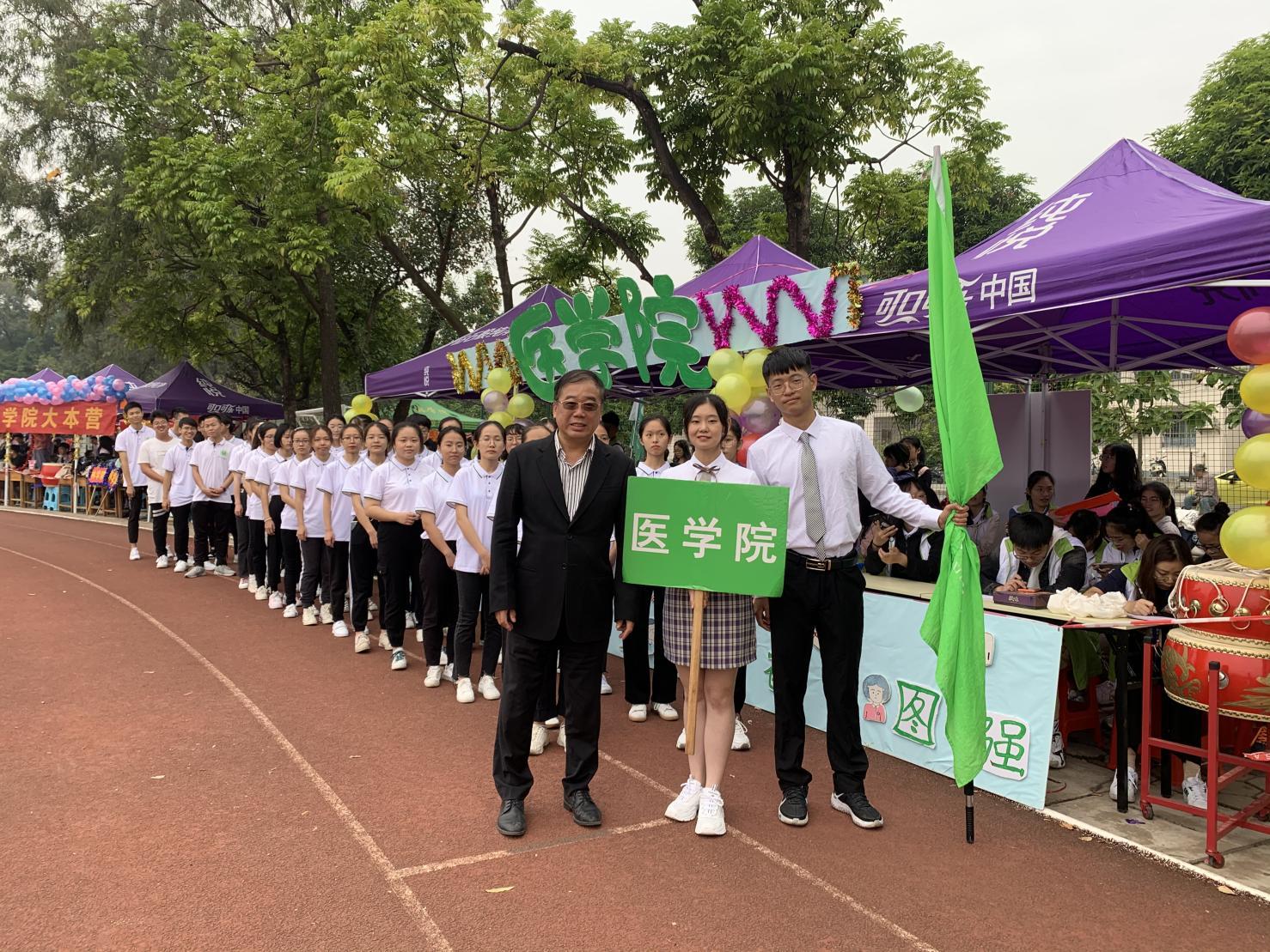 新葡的京集团35222vip第50届大学生运动会新葡的京官网齐院长与学生合照 新葡的京集团35222vip第50届大学生运动会新葡的京官网齐院长与学生合照